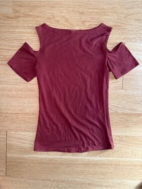 Cold-Shoulder Short Sleeve Top in Burgundy